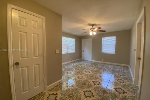 Casa en venta en Miami Gardens, Florida, 4 dormitorios, 133.87 m2 № 1790520 - foto 5