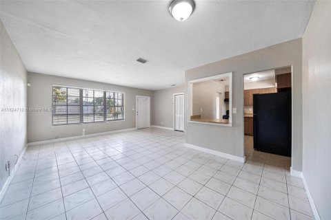 Casa en venta en Miami Gardens, Florida, 4 dormitorios, 133.87 m2 № 1790520 - foto 24