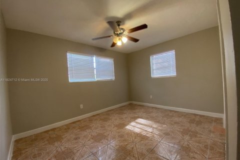 Casa en venta en Miami Gardens, Florida, 4 dormitorios, 133.87 m2 № 1790520 - foto 6