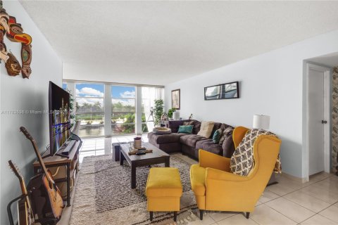 Condo in Hallandale Beach, Florida, 2 bedrooms  № 1706235 - photo 3