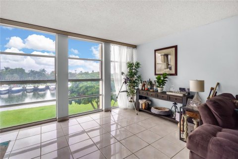 Condo in Hallandale Beach, Florida, 2 bedrooms  № 1706235 - photo 8