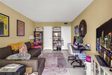 Condo in Hallandale Beach, Florida, 2 bedrooms  № 1706235 - photo 6