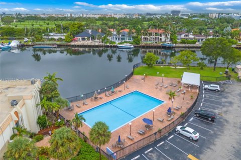 Condo in Hallandale Beach, Florida, 2 bedrooms  № 1706235 - photo 27