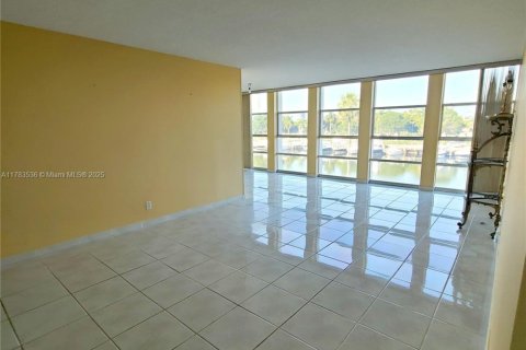 Condo in Hallandale Beach, Florida, 2 bedrooms  № 1706235 - photo 7