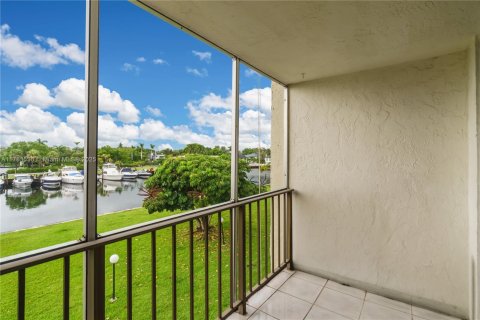 Condo in Hallandale Beach, Florida, 2 bedrooms  № 1706235 - photo 14