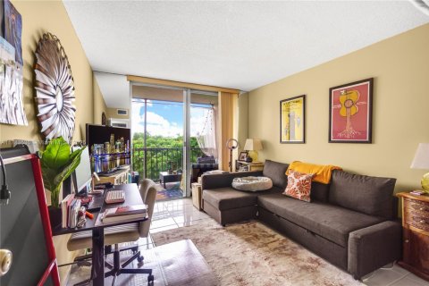 Condo in Hallandale Beach, Florida, 2 bedrooms  № 1706235 - photo 4