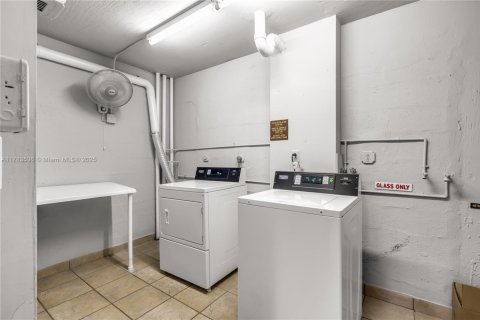 Condo in Hallandale Beach, Florida, 2 bedrooms  № 1706235 - photo 20