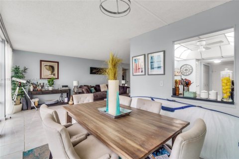 Condo in Hallandale Beach, Florida, 2 bedrooms  № 1706235 - photo 9