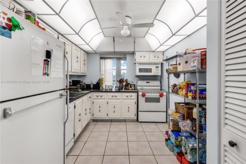 Condo in Hallandale Beach, Florida, 2 bedrooms  № 1706235 - photo 13