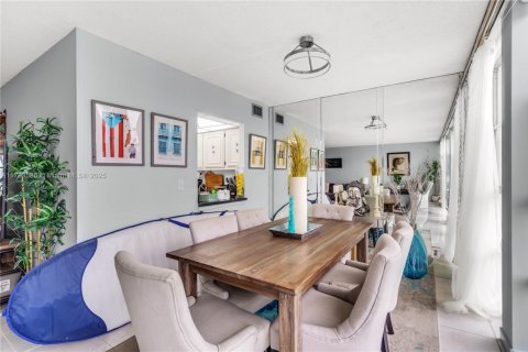 Condo in Hallandale Beach, Florida, 2 bedrooms  № 1706235 - photo 24