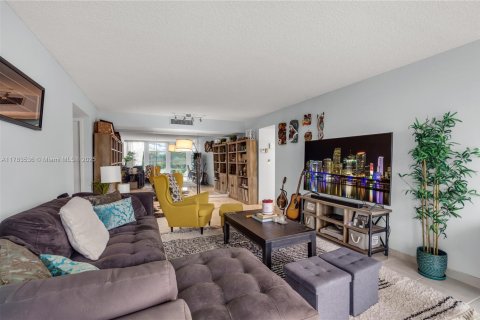 Condo in Hallandale Beach, Florida, 2 bedrooms  № 1706235 - photo 30