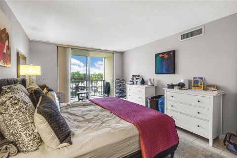 Condo in Hallandale Beach, Florida, 2 bedrooms  № 1706235 - photo 12