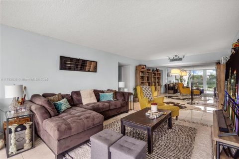 Condo in Hallandale Beach, Florida, 2 bedrooms  № 1706235 - photo 22