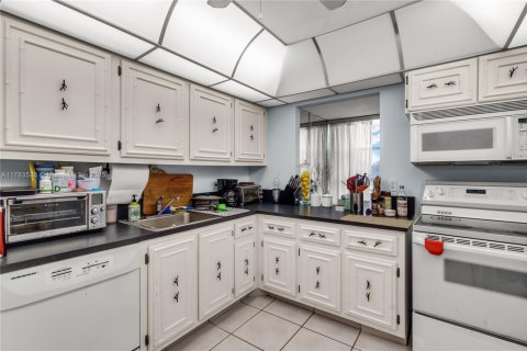 Condo in Hallandale Beach, Florida, 2 bedrooms  № 1706235 - photo 19