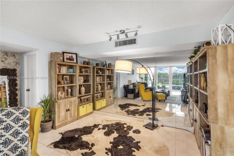Condo in Hallandale Beach, Florida, 2 bedrooms  № 1706235 - photo 23