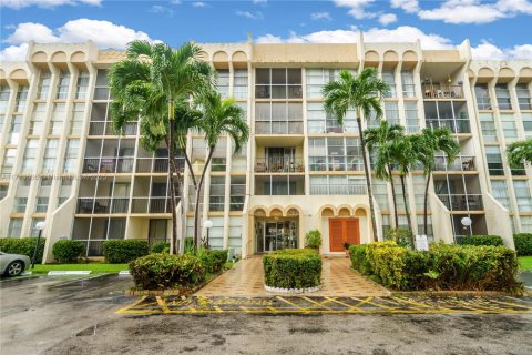Condo in Hallandale Beach, Florida, 2 bedrooms  № 1706235 - photo 26