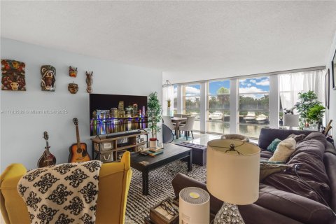Condo in Hallandale Beach, Florida, 2 bedrooms  № 1706235 - photo 29