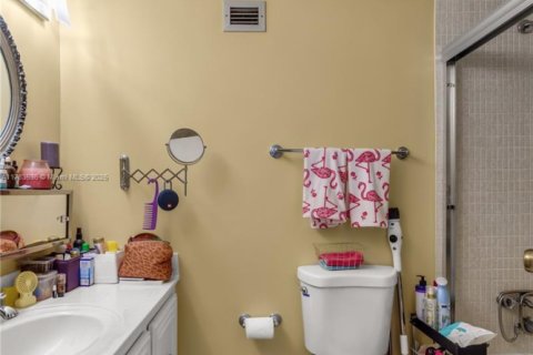 Condo in Hallandale Beach, Florida, 2 bedrooms  № 1706235 - photo 18