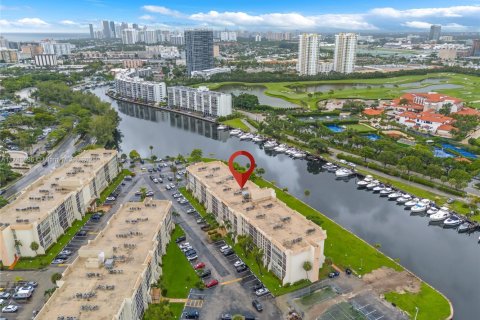 Condo in Hallandale Beach, Florida, 2 bedrooms  № 1706235 - photo 1
