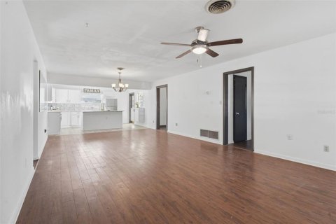 House in Orlando, Florida 4 bedrooms, 185.99 sq.m. № 2226840 - photo 14