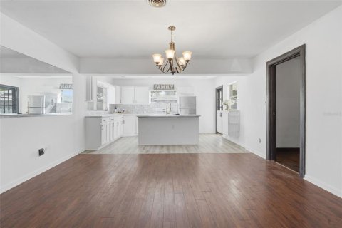 House in Orlando, Florida 4 bedrooms, 185.99 sq.m. № 2226840 - photo 10