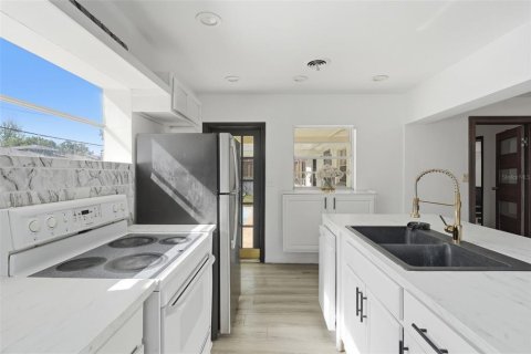 House in Orlando, Florida 4 bedrooms, 185.99 sq.m. № 2226840 - photo 20