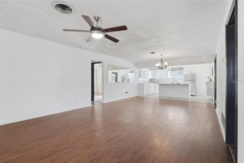 House in Orlando, Florida 4 bedrooms, 185.99 sq.m. № 2226840 - photo 9