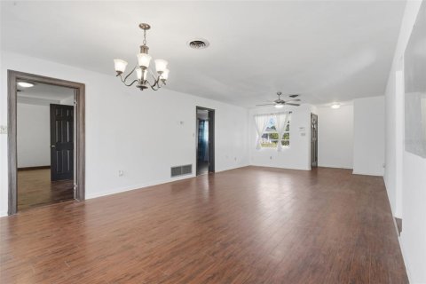 House in Orlando, Florida 4 bedrooms, 185.99 sq.m. № 2226840 - photo 8