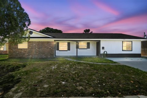 House in Orlando, Florida 4 bedrooms, 185.99 sq.m. № 2226840