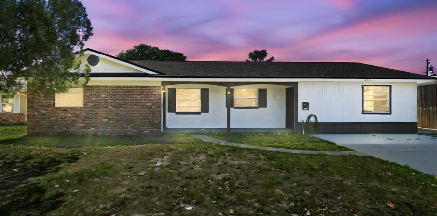 House in Orlando, Florida 4 bedrooms, 185.99 sq.m. № 2226840