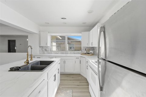 House in Orlando, Florida 4 bedrooms, 185.99 sq.m. № 2226840 - photo 19