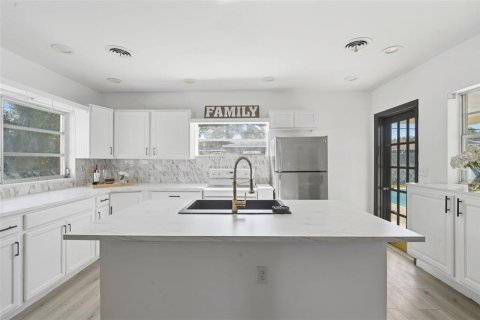 House in Orlando, Florida 4 bedrooms, 185.99 sq.m. № 2226840 - photo 17