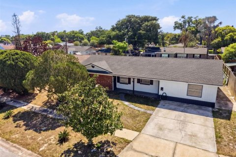 House in Orlando, Florida 4 bedrooms, 185.99 sq.m. № 2226840 - photo 4