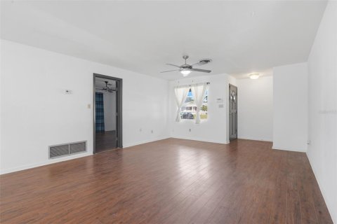 House in Orlando, Florida 4 bedrooms, 185.99 sq.m. № 2226840 - photo 15