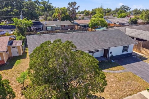 House in Orlando, Florida 4 bedrooms, 185.99 sq.m. № 2226840 - photo 5