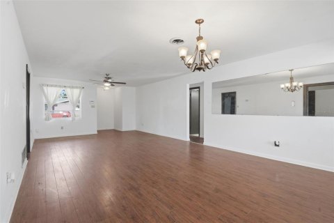 House in Orlando, Florida 4 bedrooms, 185.99 sq.m. № 2226840 - photo 12