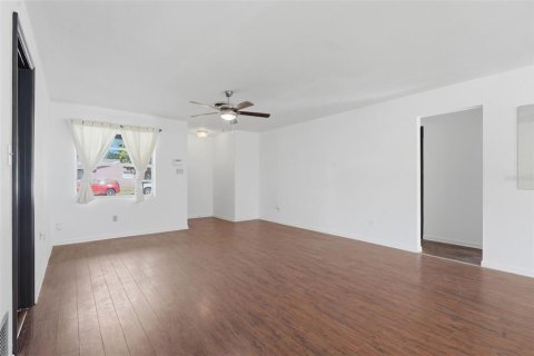 House in Orlando, Florida 4 bedrooms, 185.99 sq.m. № 2226840 - photo 16