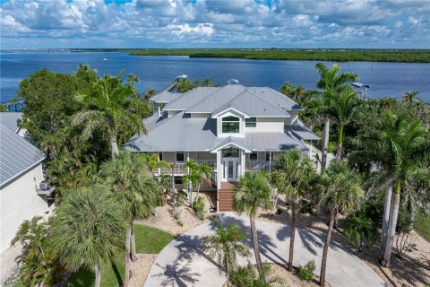 Casa en venta en Punta Gorda, Florida, 5 dormitorios, 341.51 m2 № 1858094 - foto 1