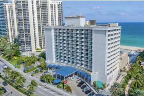 Studio in the Condo in Sunny Isles Beach, Florida № 2088229