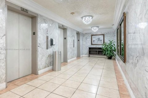 Condo in Sunny Isles Beach, Florida № 2088229 - photo 11