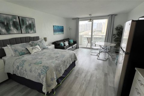 Condo in Sunny Isles Beach, Florida № 2088229 - photo 12