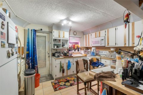 House in Miami, Florida 4 bedrooms, 176.24 sq.m. № 2042969 - photo 18