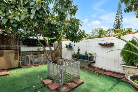 House in Miami, Florida 4 bedrooms, 176.24 sq.m. № 2042969 - photo 27