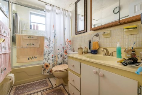 House in Miami, Florida 4 bedrooms, 176.24 sq.m. № 2042969 - photo 23