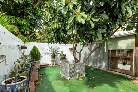 House in Miami, Florida 4 bedrooms, 176.24 sq.m. № 2042969 - photo 25