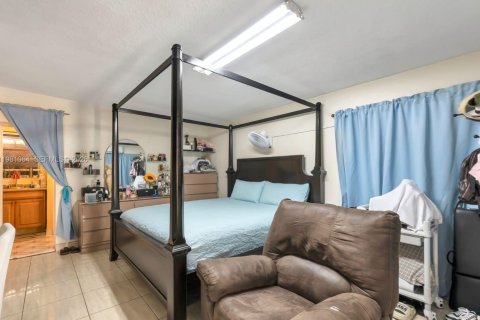 House in Miami, Florida 4 bedrooms, 176.24 sq.m. № 2042969 - photo 12