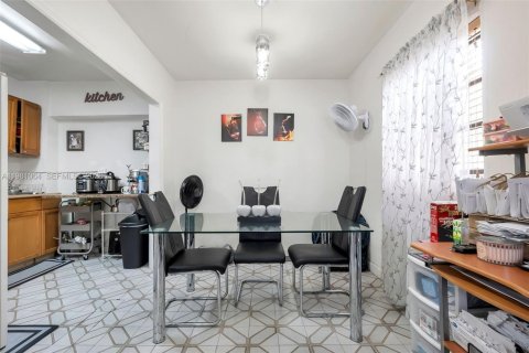 House in Miami, Florida 4 bedrooms, 176.24 sq.m. № 2042969 - photo 5