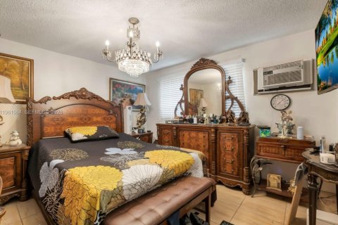 House in Miami, Florida 4 bedrooms, 176.24 sq.m. № 2042969 - photo 20