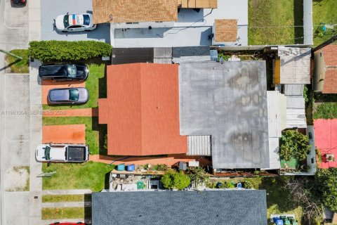 House in Miami, Florida 4 bedrooms, 176.24 sq.m. № 2042969 - photo 30