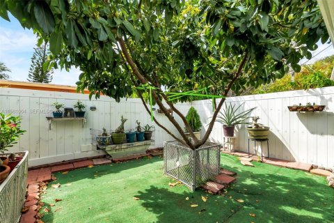 House in Miami, Florida 4 bedrooms, 176.24 sq.m. № 2042969 - photo 26